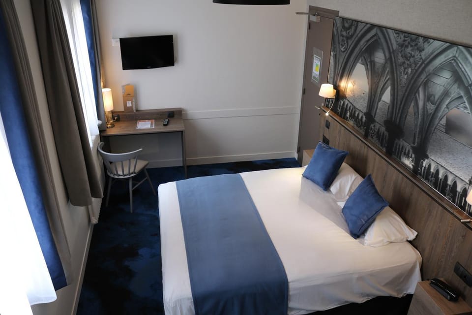Bed, TV and multimedia, Bedroom