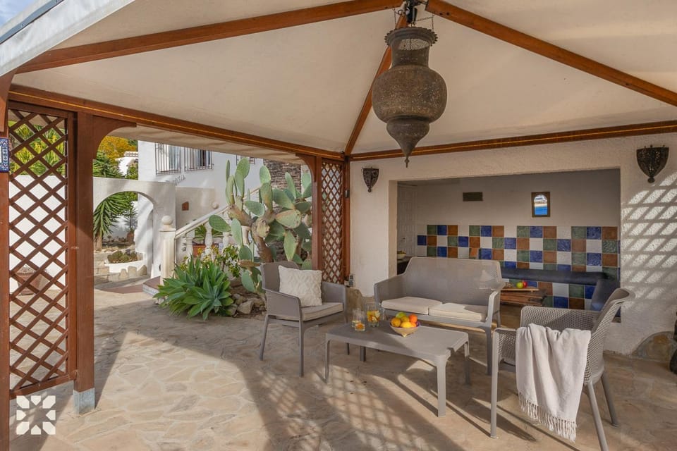Patio, Day, Garden, View (from property/room), Balcony/Terrace, Living room, Seating area, Dining area, Garden view