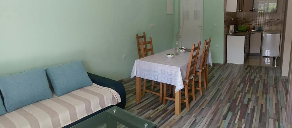 Kitchen or kitchenette, Living room, Seating area, Dining area