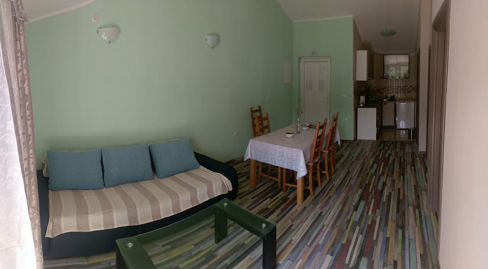 Kitchen or kitchenette, Living room, Seating area, Dining area