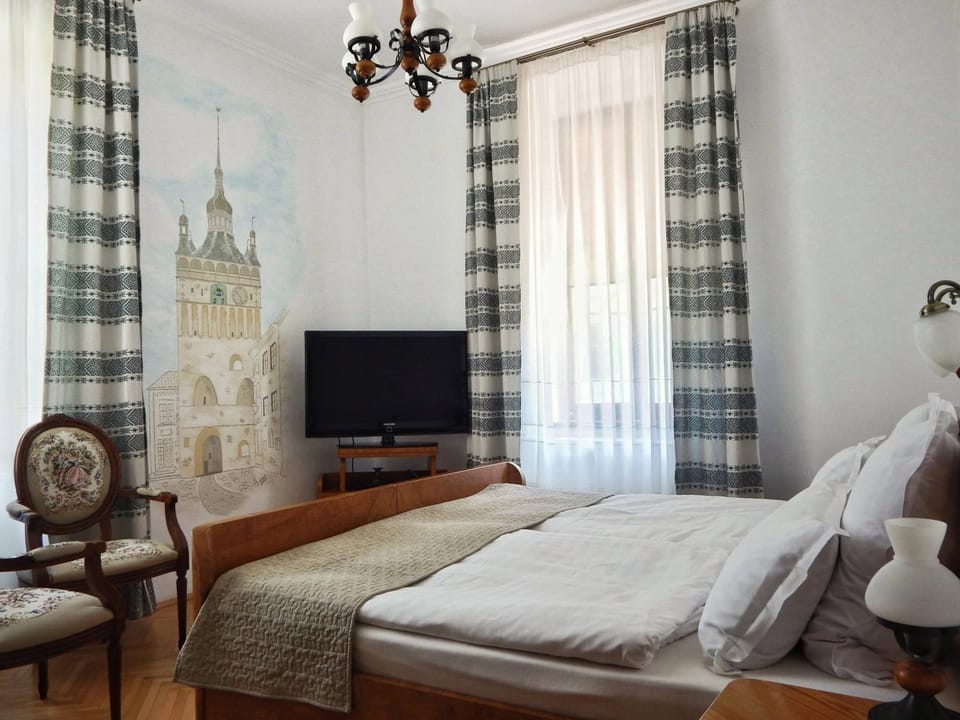 TV and multimedia, Seating area, Bedroom