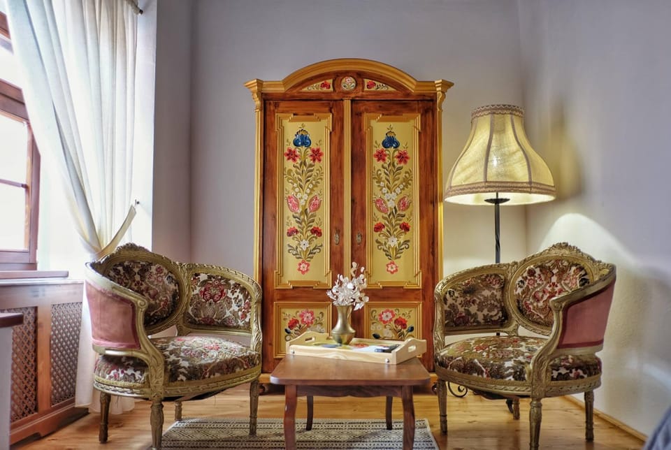 Day, Decorative detail, Seating area