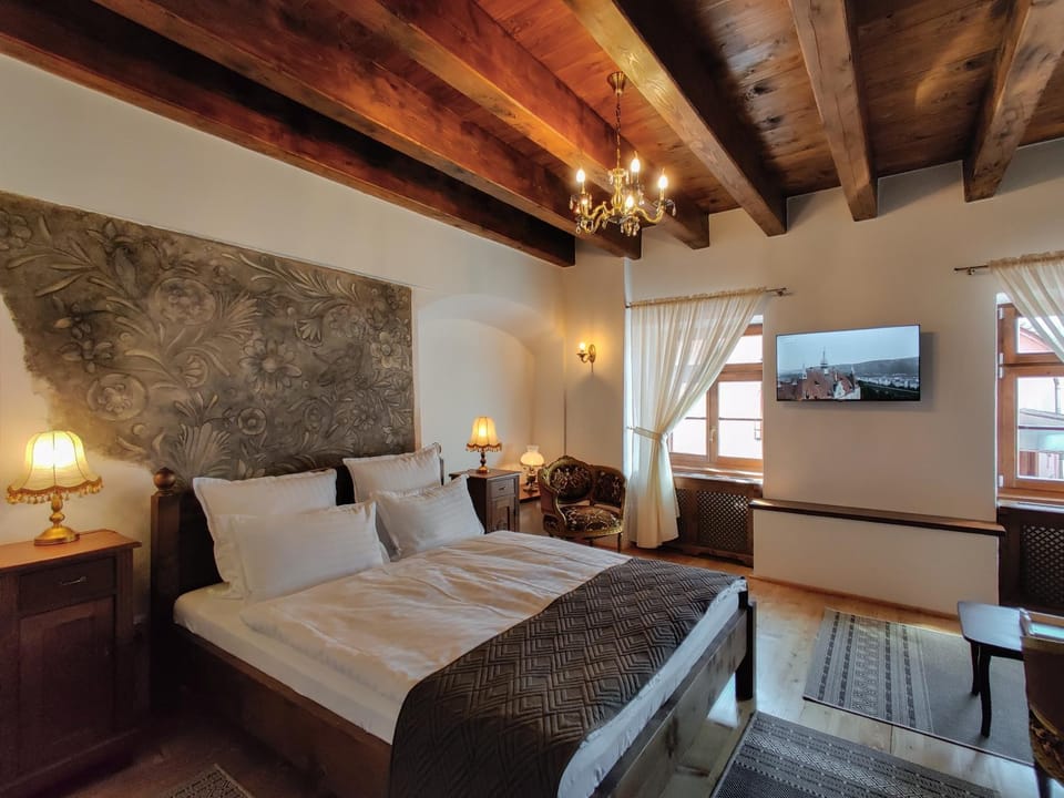 TV and multimedia, Decorative detail, Seating area, Bedroom, Quiet street view