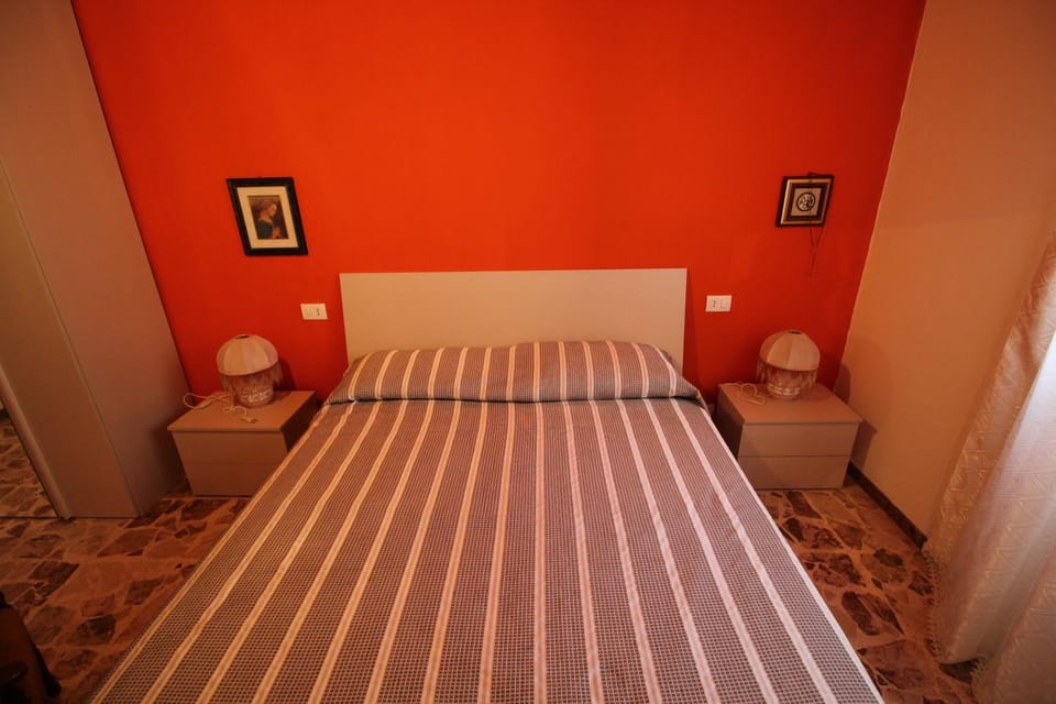 Photo of the whole room, Decorative detail