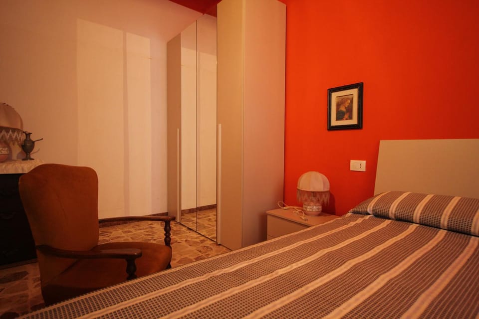 Photo of the whole room, Decorative detail