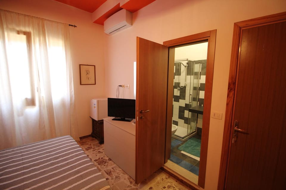Bathroom, Photo of the whole room, Decorative detail, Bedroom