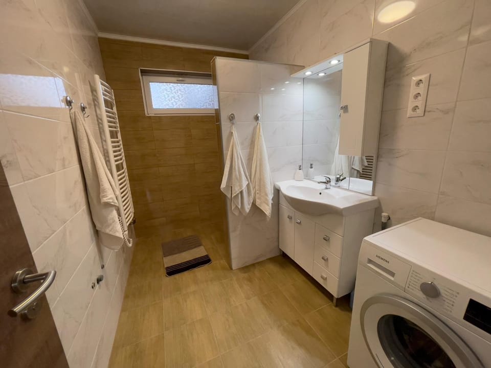 Shower, Toilet, Bathroom, towels, washing machine