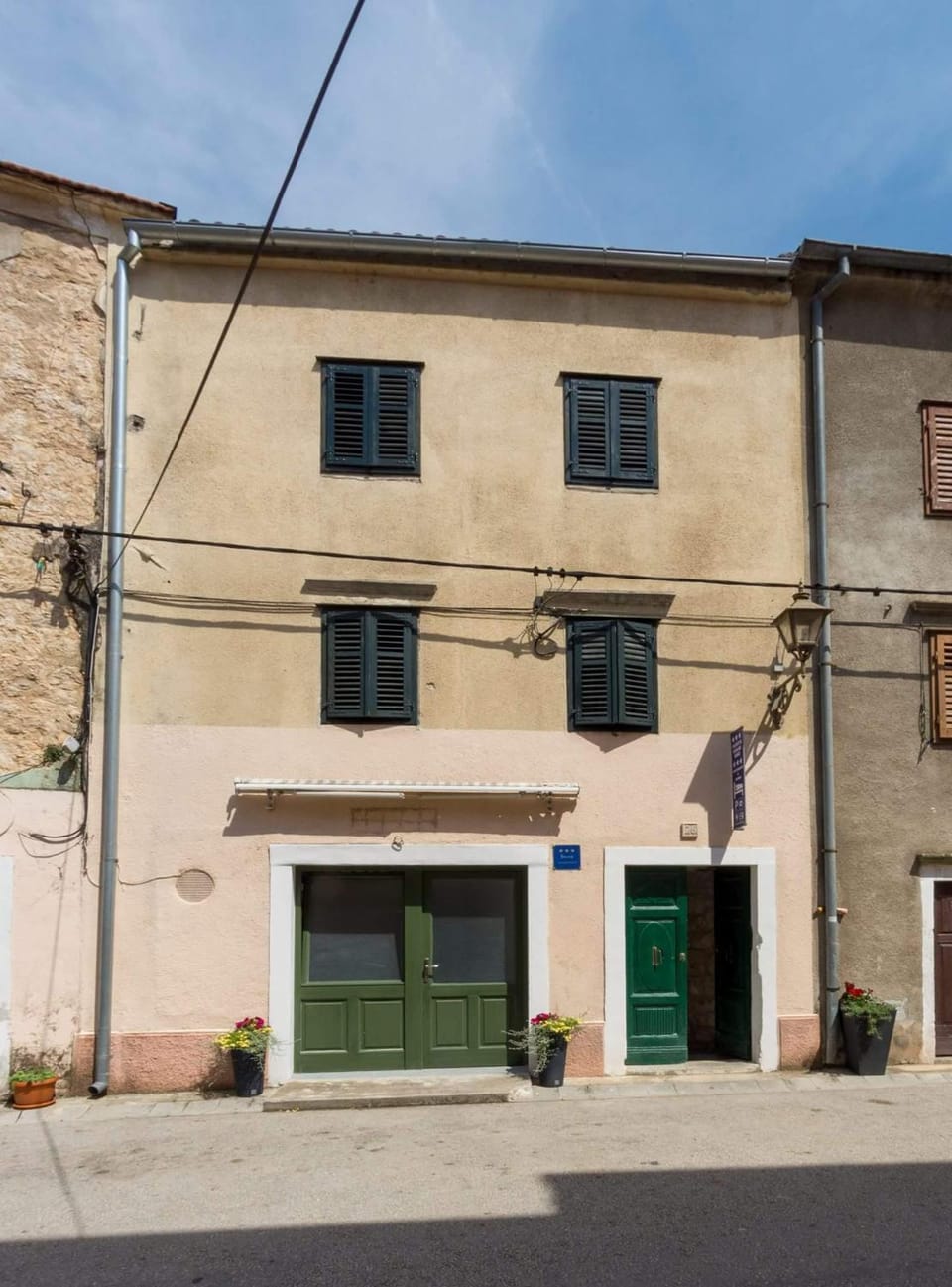 Facade/entrance, Off site