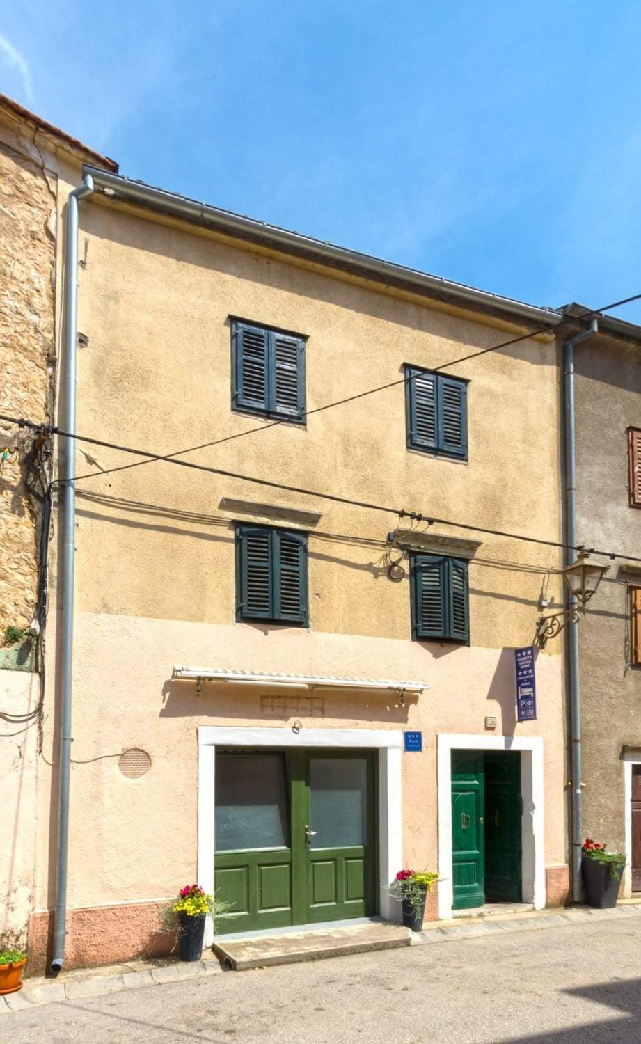 Facade/entrance