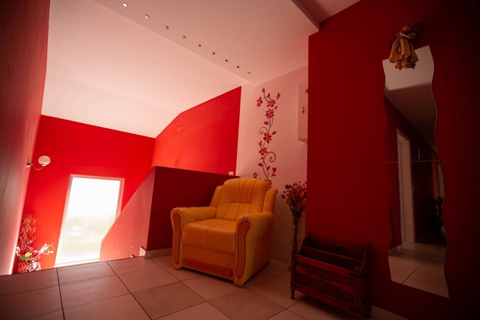 Seating area, Area and facilities