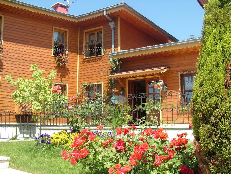Property building, Facade/entrance, Garden