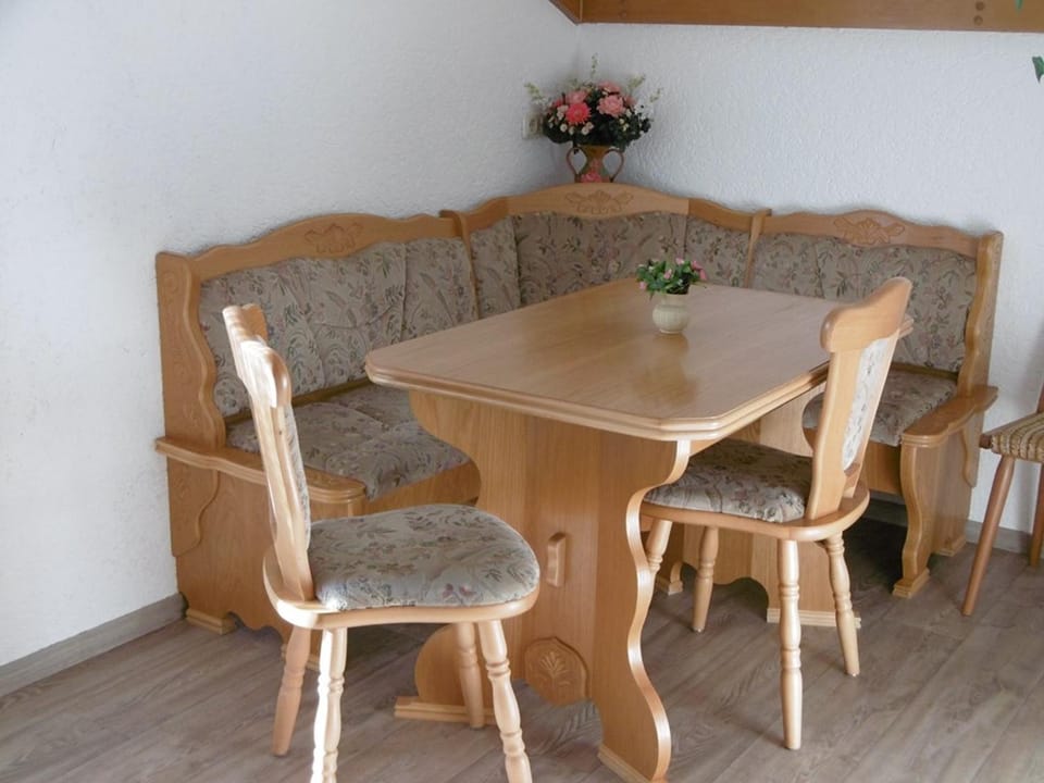 Seating area, Dining area