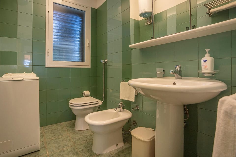 Shower, Toilet, Bathroom, bidet, towels
