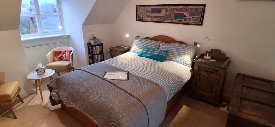 Bed, Photo of the whole room, Seating area, Bedroom