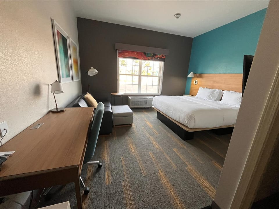 Bed, Seating area