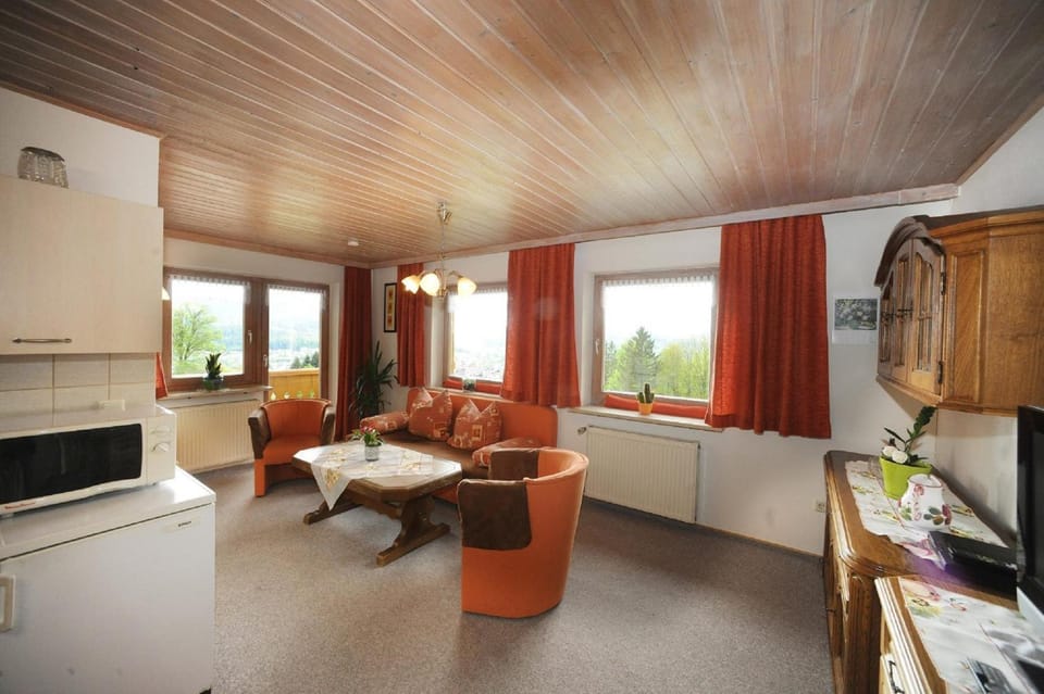 TV and multimedia, Kitchen or kitchenette, Living room, Seating area, Dining area