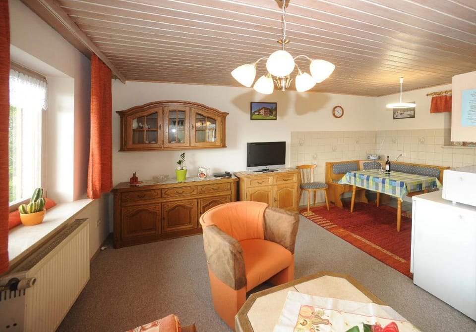 TV and multimedia, Kitchen or kitchenette, Living room, Seating area, Dining area
