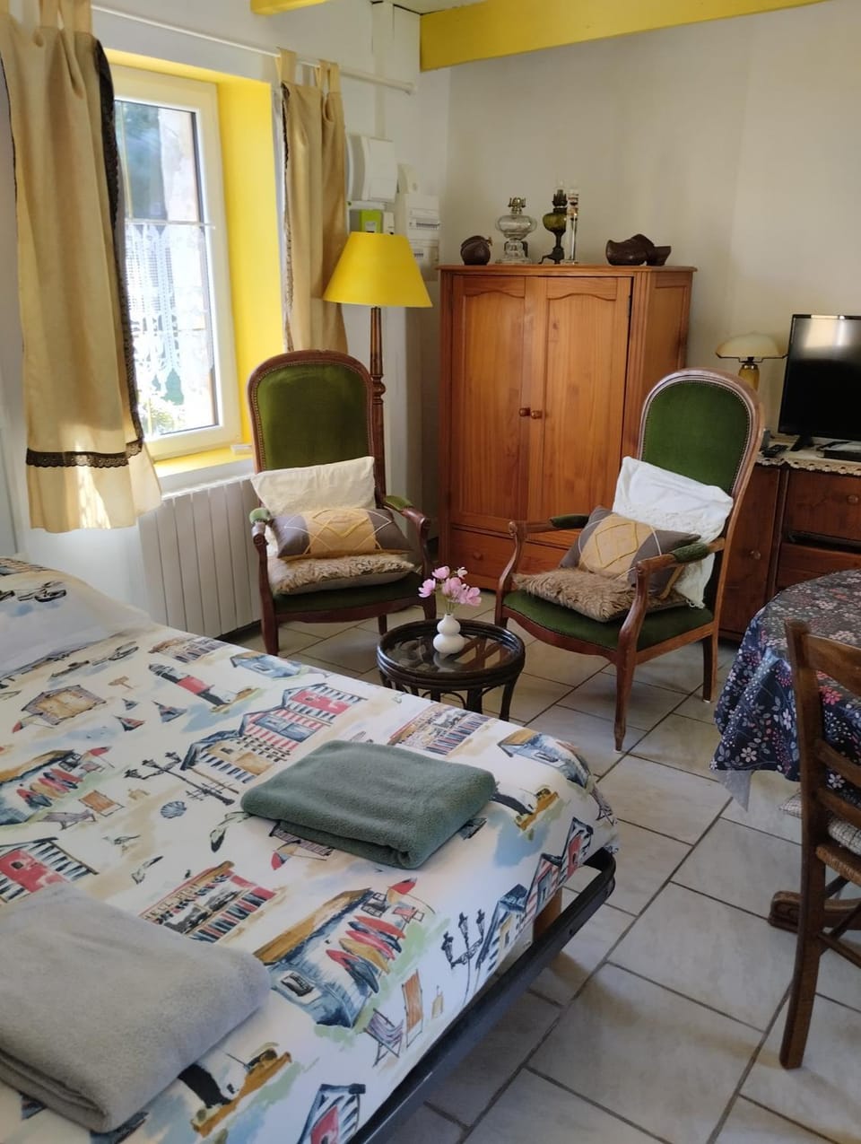 Bed, Living room