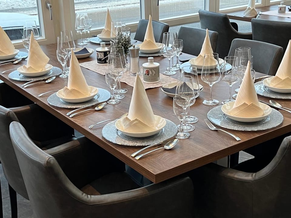 Restaurant/places to eat, Food and drinks, Banquet/Function facilities, Food
