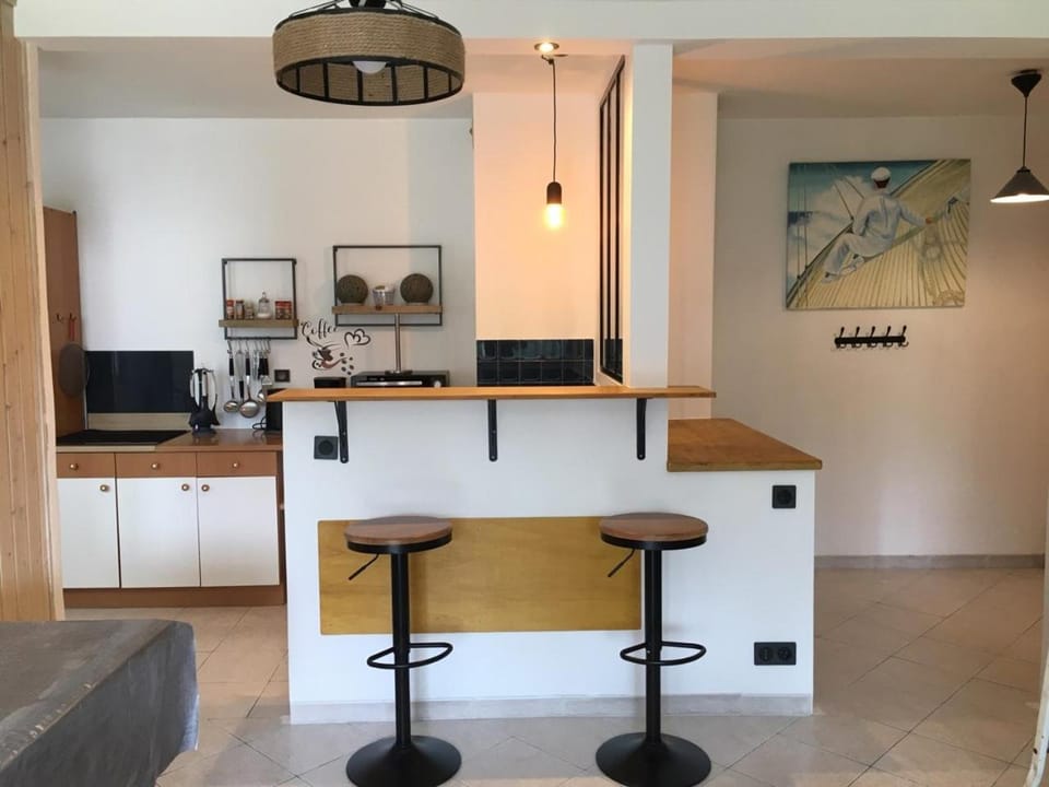 Facade/entrance, Lounge or bar, kitchen