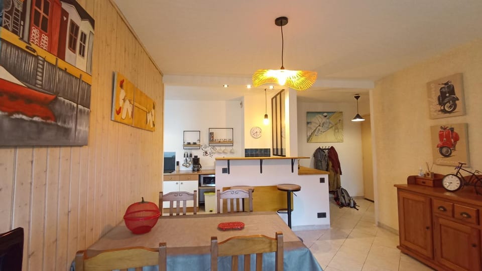 Kitchen or kitchenette, Living room, Seating area, Dining area