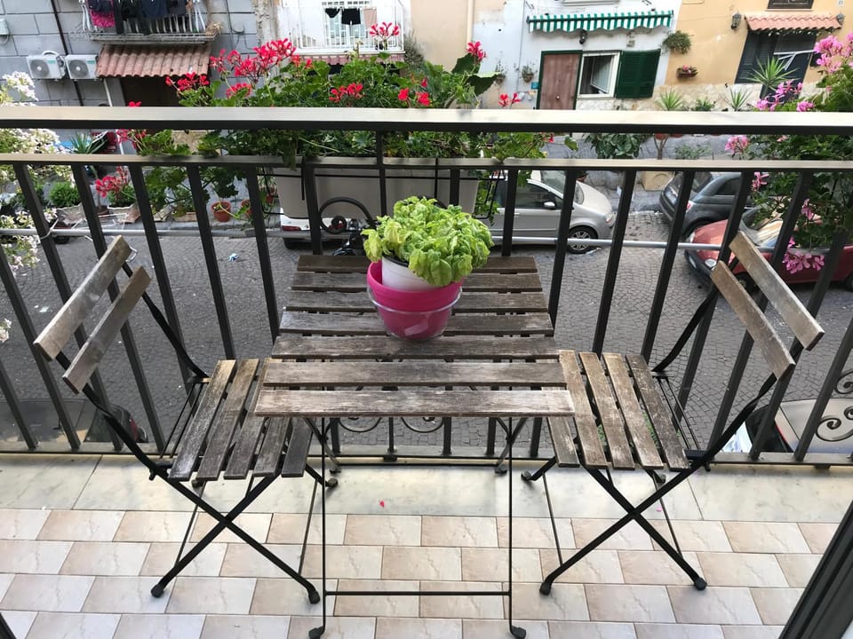 La cartolina di Napoli free parking for small cars only Apartment in Naples