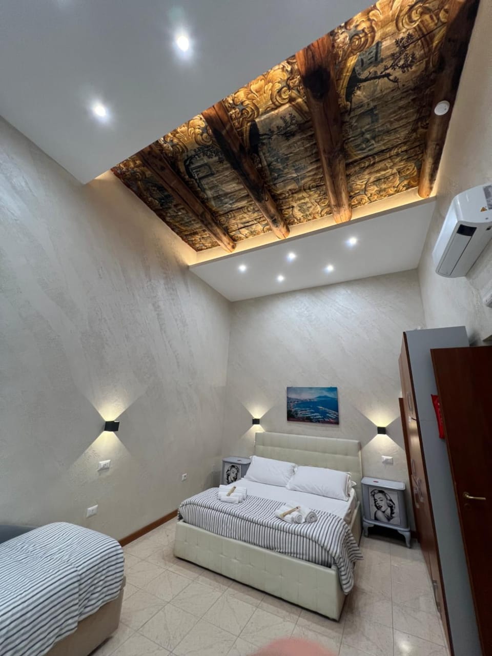 La cartolina di Napoli free parking for small cars only Apartment in Naples