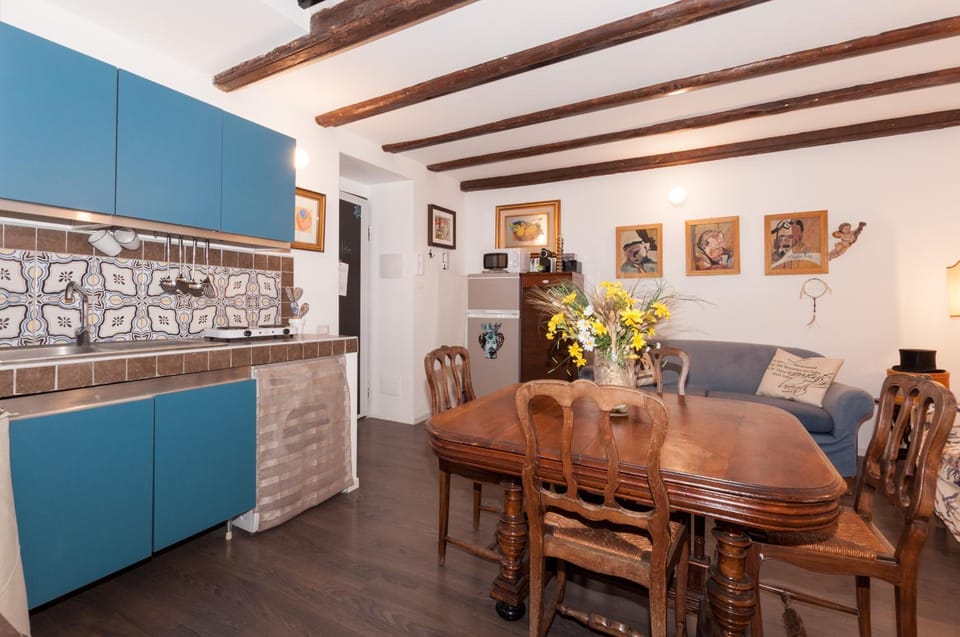 Kitchen or kitchenette, Living room, Seating area, Dining area, minibar, pet friendly, stove