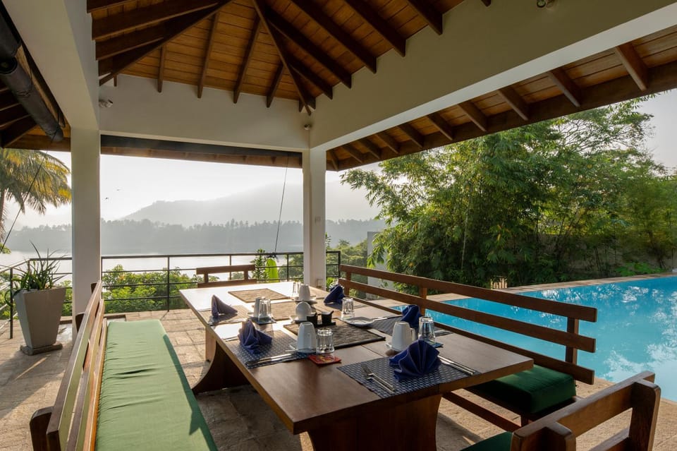 Restaurant/places to eat, Lake view, Pool view