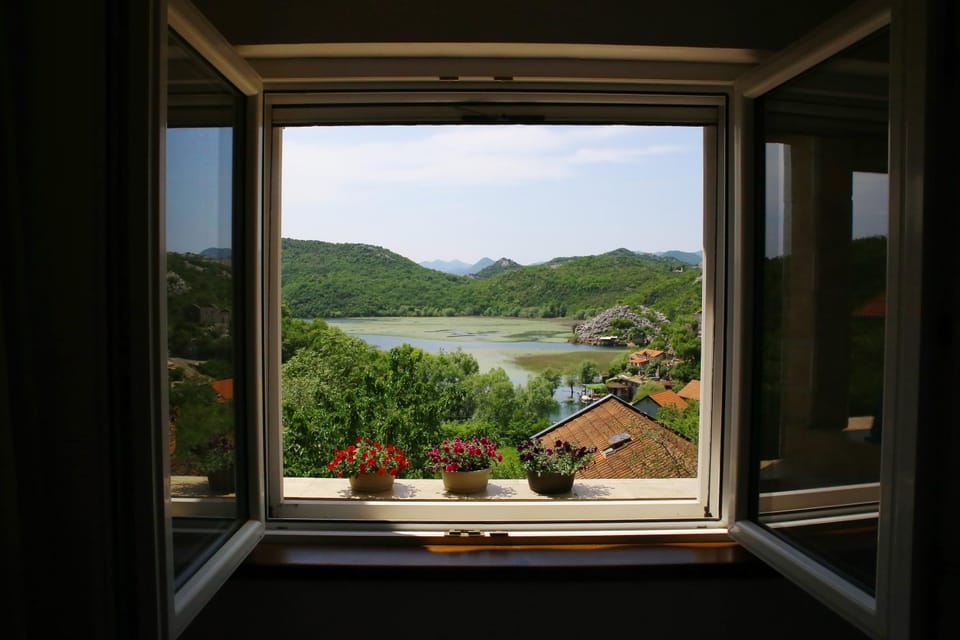 View (from property/room), Bedroom, Garden view, Lake view, Mountain view, Inner courtyard view