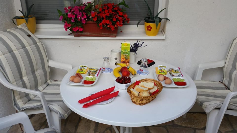 Food and drinks, Decorative detail, On site, Guests, Buffet breakfast