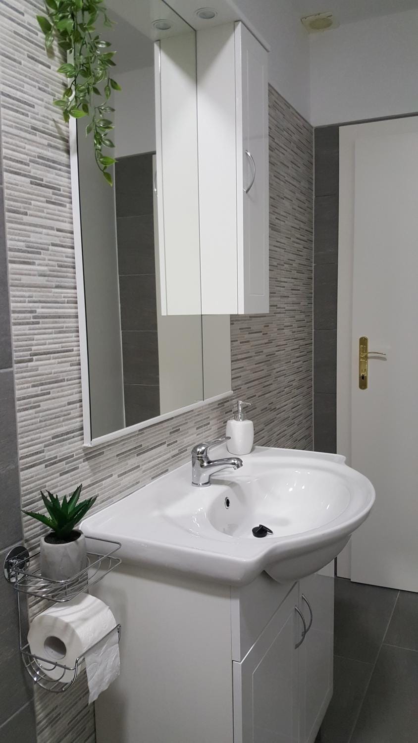 Bathroom, Photo of the whole room, Decorative detail