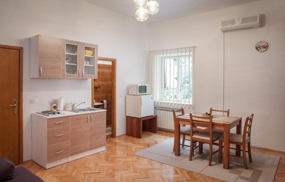 TV and multimedia, Kitchen or kitchenette, Living room, Seating area, Dining area, oven, stove, air conditioner