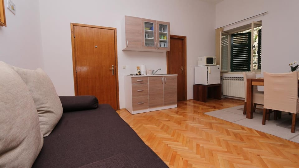 Kitchen or kitchenette, Living room, Seating area, Dining area, wardrobe