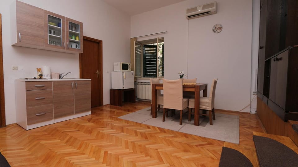 Kitchen or kitchenette, Dining area, oven, air conditioner