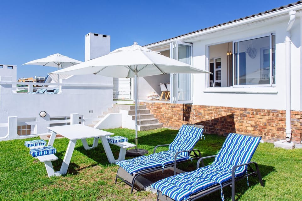 Property building, Garden, Garden, sunbed