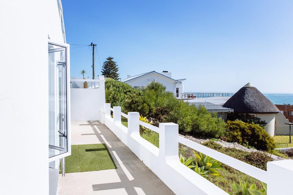 Property building, Facade/entrance, Bedroom, Sea view