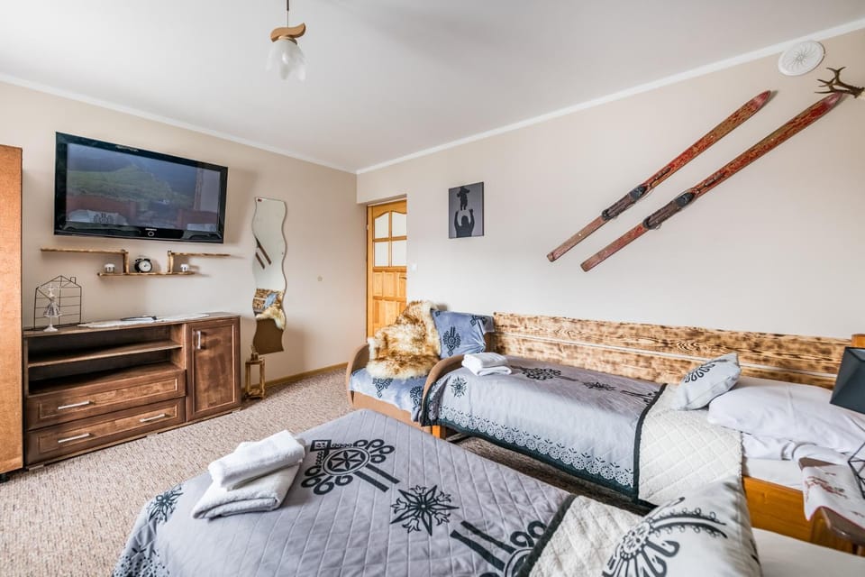 Bed, TV and multimedia, Photo of the whole room, Bedroom