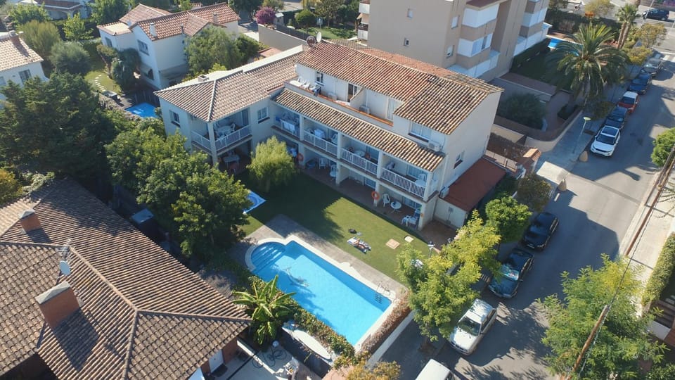 Facade/entrance, Day, Neighbourhood, Bird's eye view, Summer, On site, Pool view, Swimming pool, Swimming pool