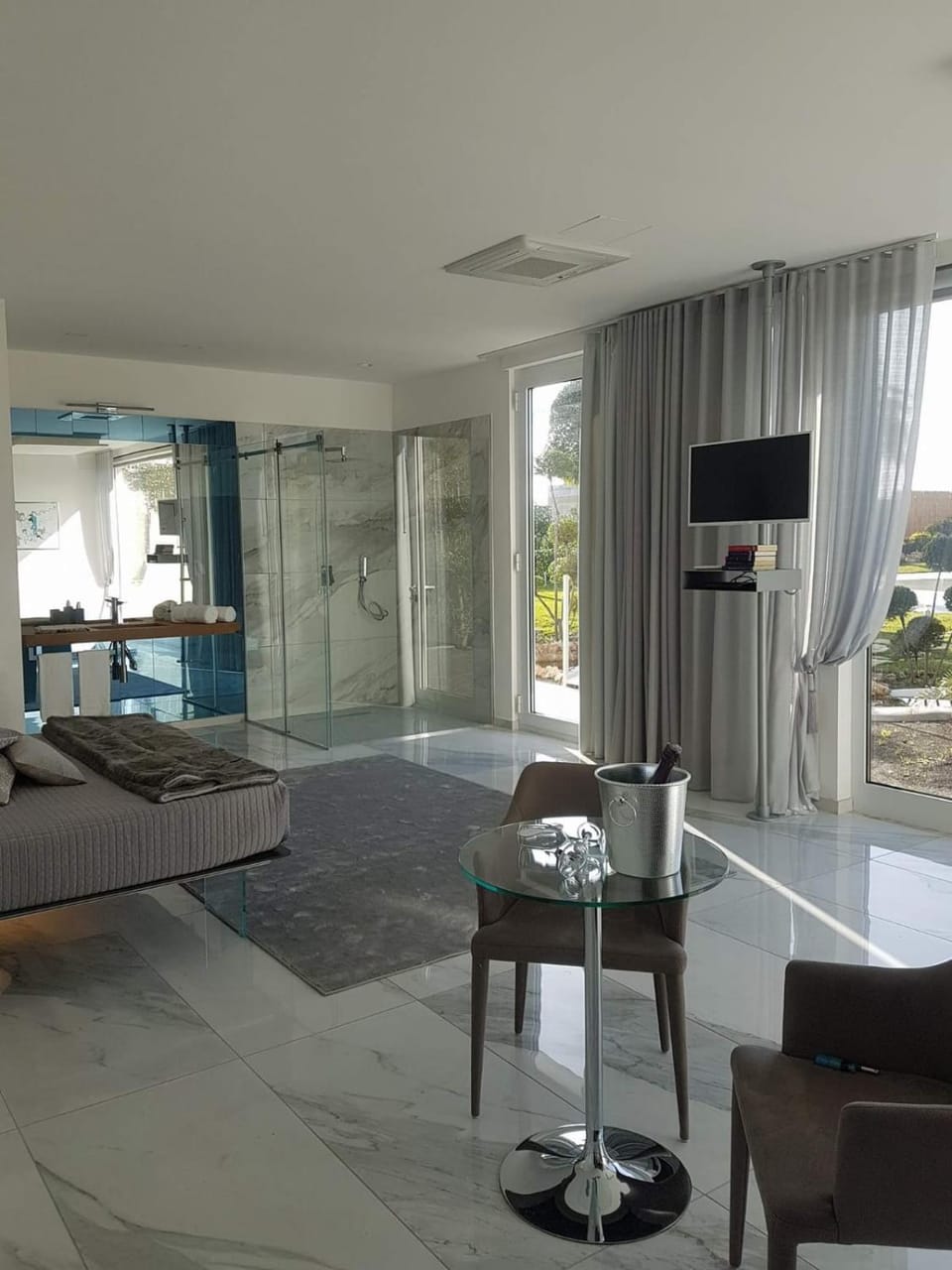 Other, Photo of the whole room, Decorative detail, Pool view