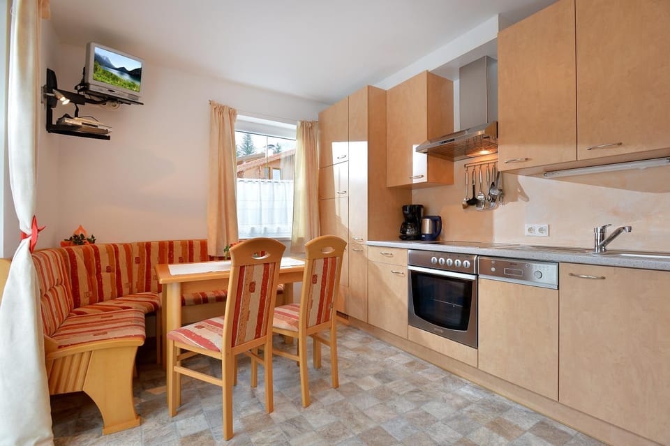 Coffee/tea facilities, Kitchen or kitchenette, Dining area