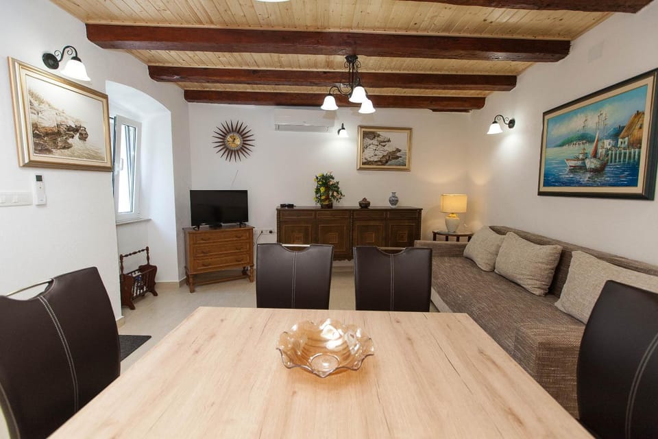 Day, Living room, On site, City view, Landmark view, Street view, Family