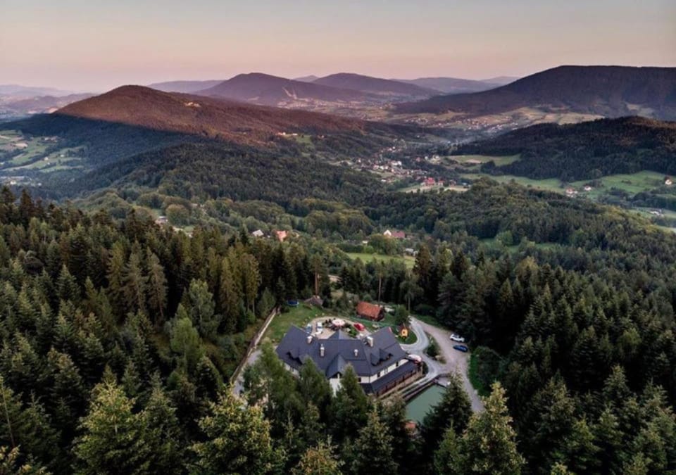 Property building, Nearby landmark, Day, Neighbourhood, Natural landscape, Activities, Bird's eye view, Windsurfing, Hiking, Cycling, Guests, Mountain view, Area and facilities, Sports, Location, Family