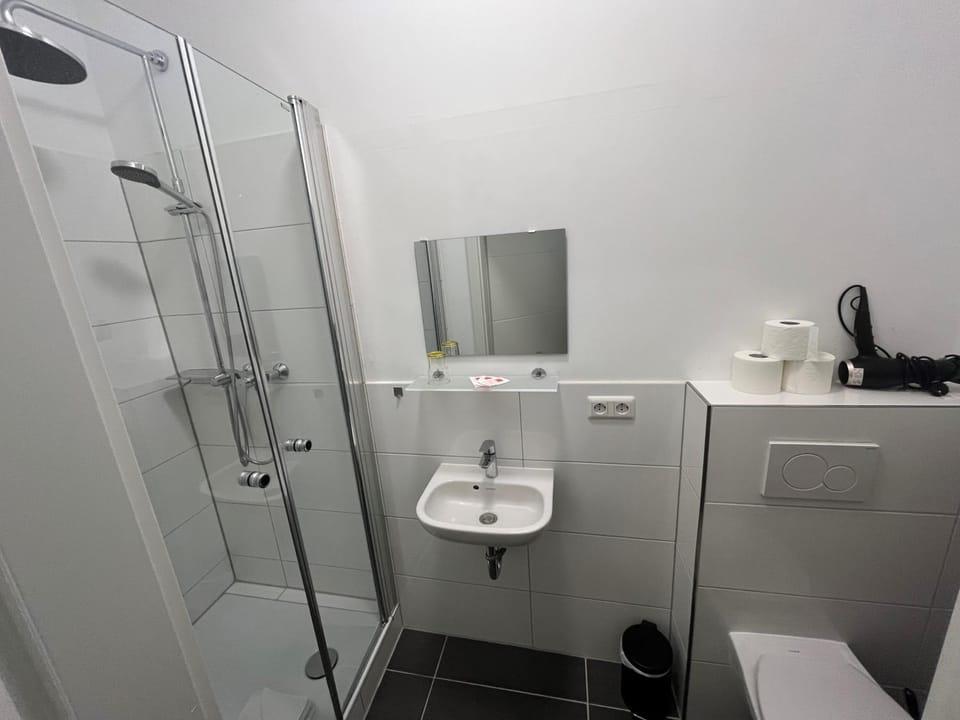 Shower, Toilet
