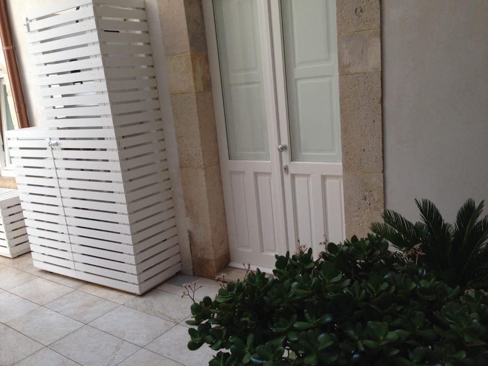 Patio, Facade/entrance