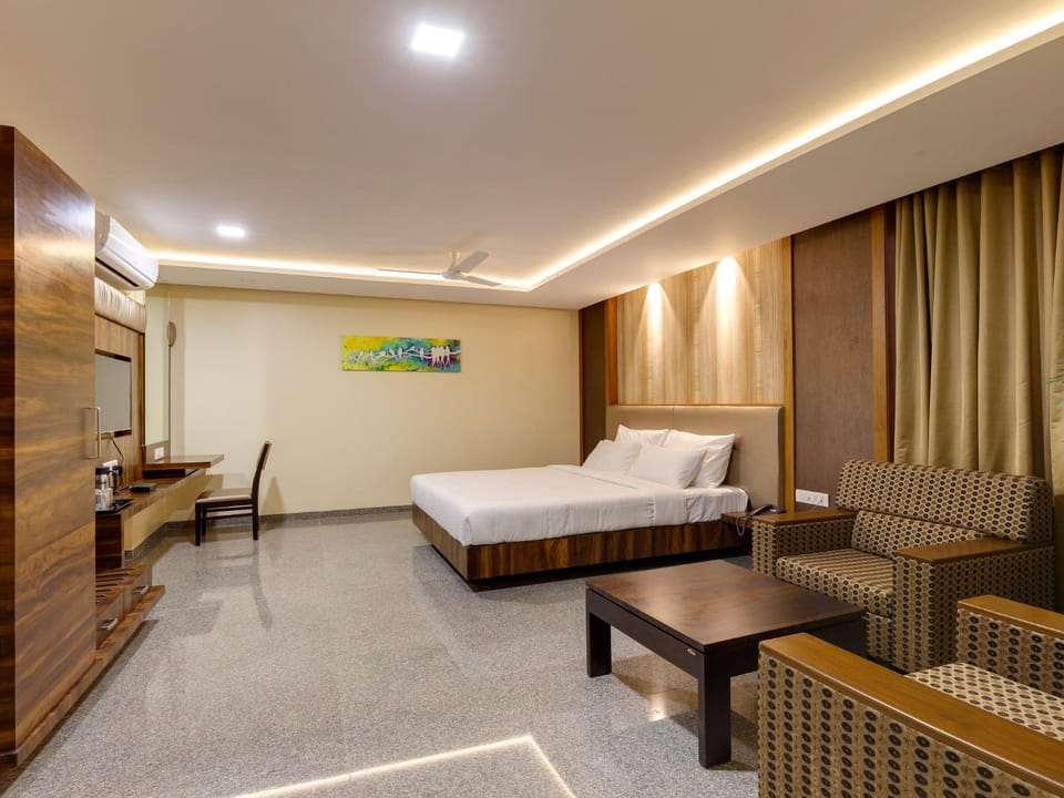 Hotel Silver Oak 7 Minutes Walk to Mahalaxmi Temple Hotel in Maharashtra