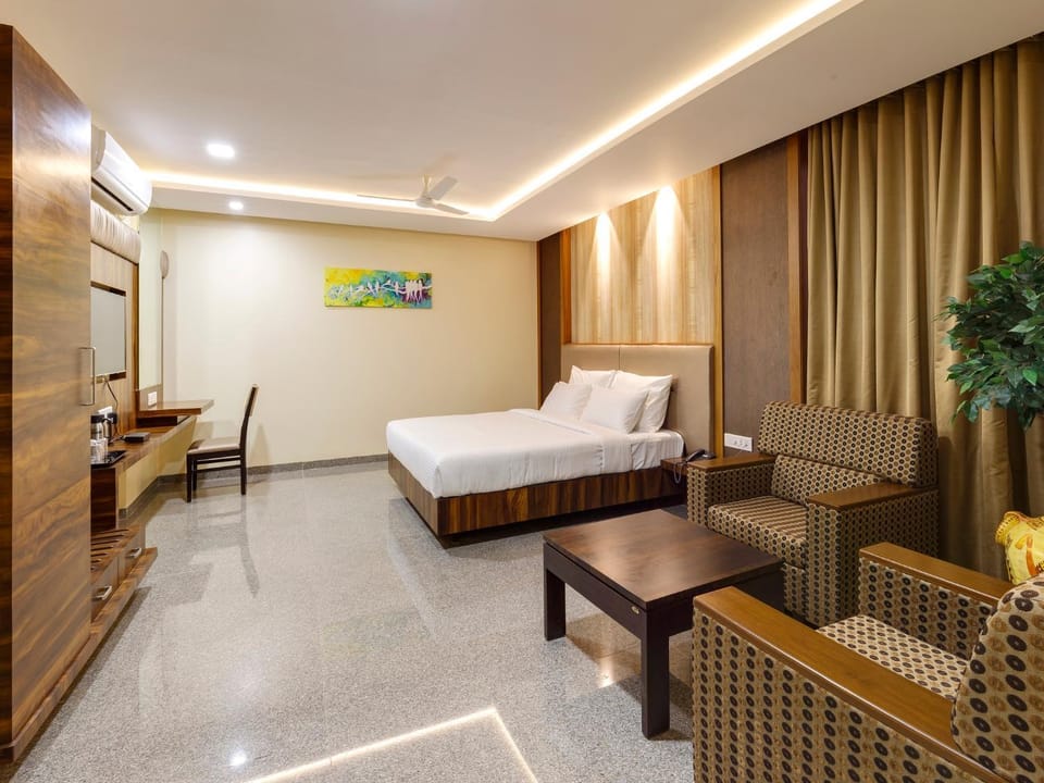 Hotel Silver Oak 7 Minutes Walk to Mahalaxmi Temple Hotel in Maharashtra
