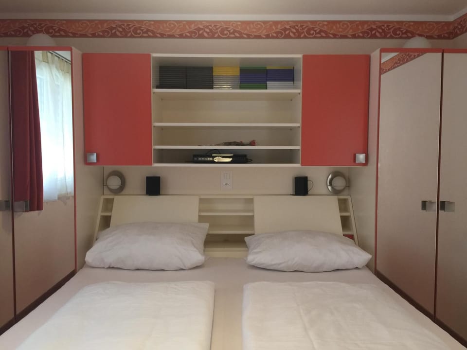 TV and multimedia, Bedroom, hair dresser, storage, wardrobe