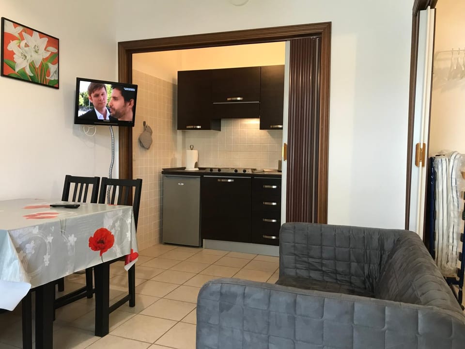 Kitchen or kitchenette, Living room, Dining area, Bedroom