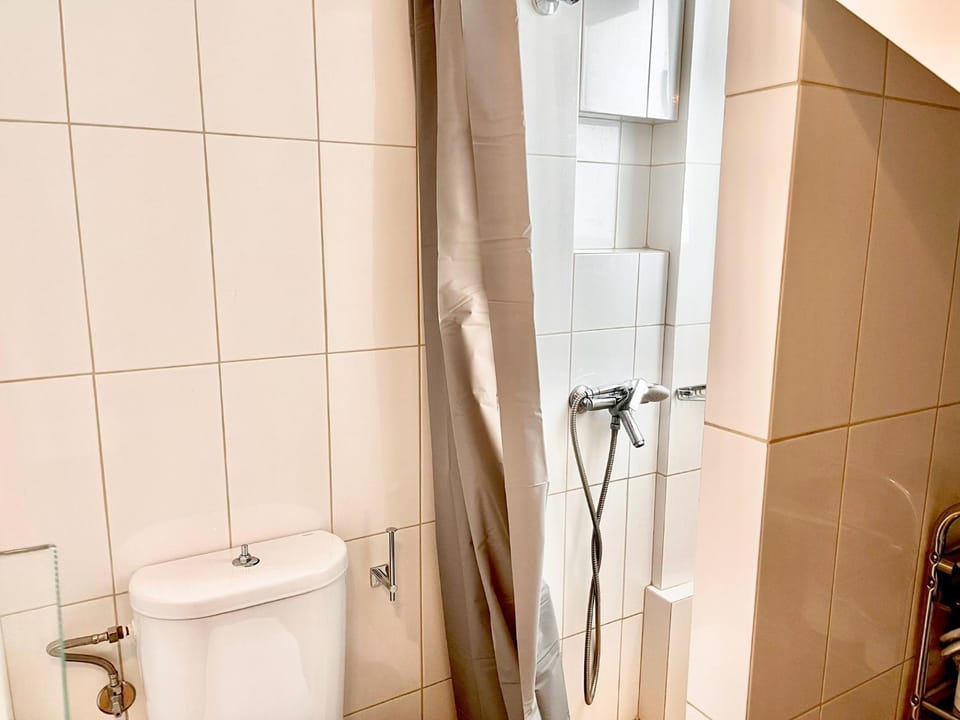 Shower, Toilet